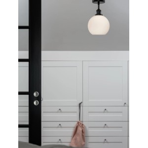 PR Home Omega Deckenleuchte mit Opalglas und schwarzem Metallgestell.
