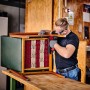 Handwerker benutzt Einhell Kompressor zum Polstern eines Stuhls. Flüsterkompressor im Einsatz.