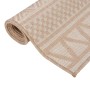 Gerollter braun-beiger Outdoor-Teppich aus Flachgewebe mit gestreiftem Muster. Robust für Terrasse & Balkon.