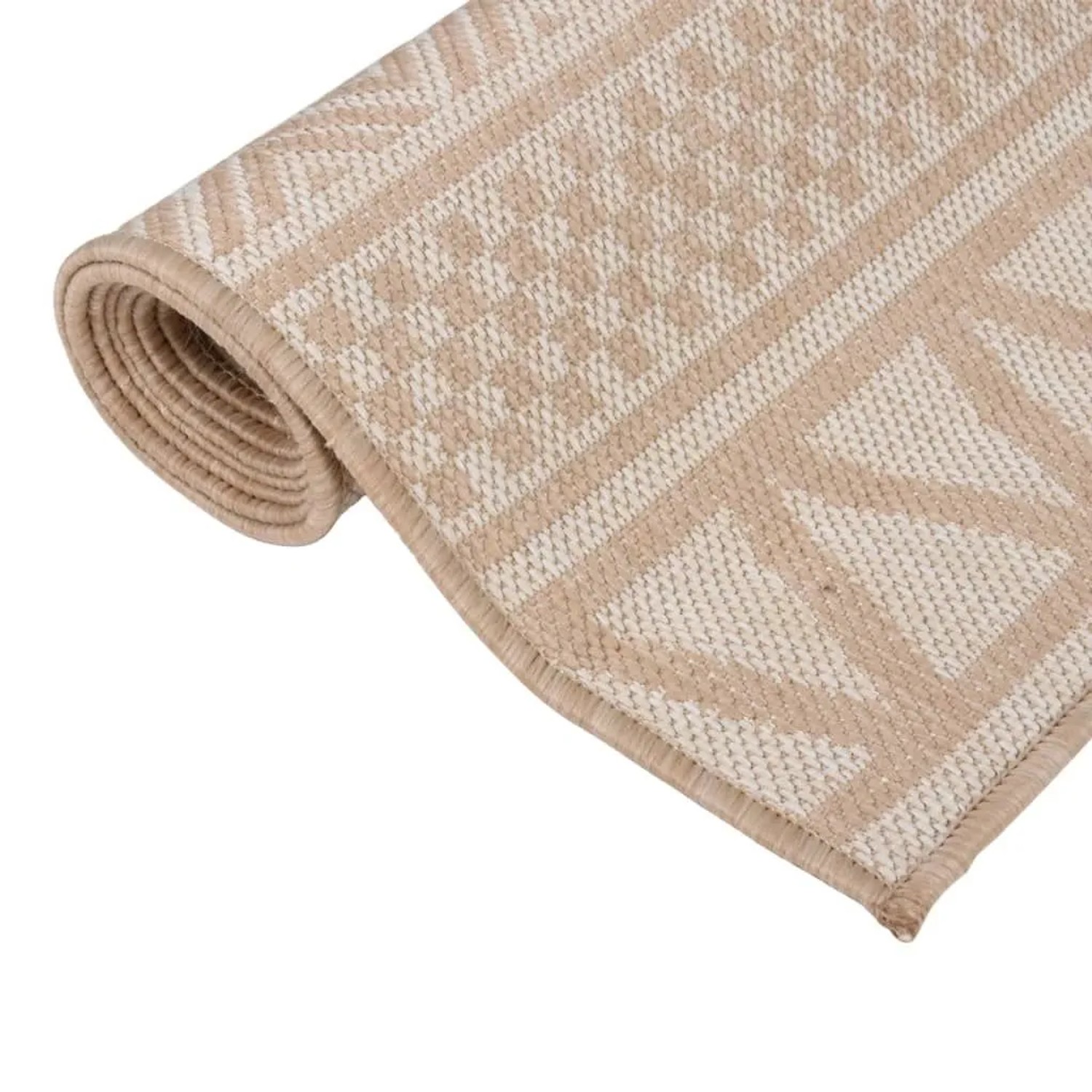 Gerollter braun-beiger Outdoor-Teppich aus Flachgewebe mit gestreiftem Muster. Robust für Terrasse & Balkon.