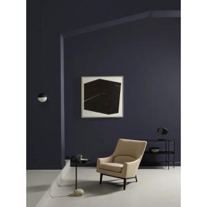 Raum mit ELLE DECORATION Wandfarbe Black Glass No. 194, matt, mit Sessel und Deko.