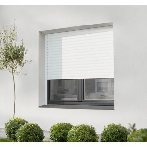 Geschlossener, weißer Rollladen mit Avosdim Funkmotor Set am Fenster eines Hauses.