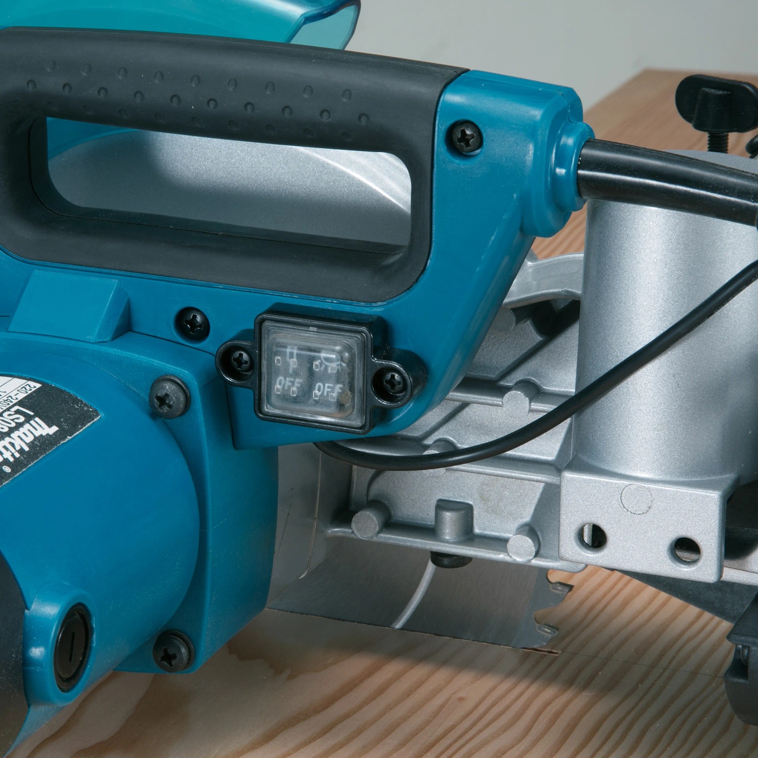 Detailaufnahme: Makita LS0815FLN Kapp- und Gehrungssäge mit Bedienelementen und Sägeblatt.