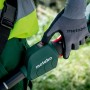 Detailaufnahme: Metabo Freischneider-Aufsatz MA-FS 40 in Aktion. Hand bedient den Akku-Trimmer.