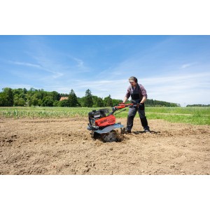 Al-Ko Motorhacke MH 1150 Premium mit Stahlradsatz beim Pflügen auf einem Feld.