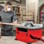 Einhell Tischkreissäge TC-TS 8 in Nutzung mit Holzwerkstück, Absaugung und Arbeitsschutz.
