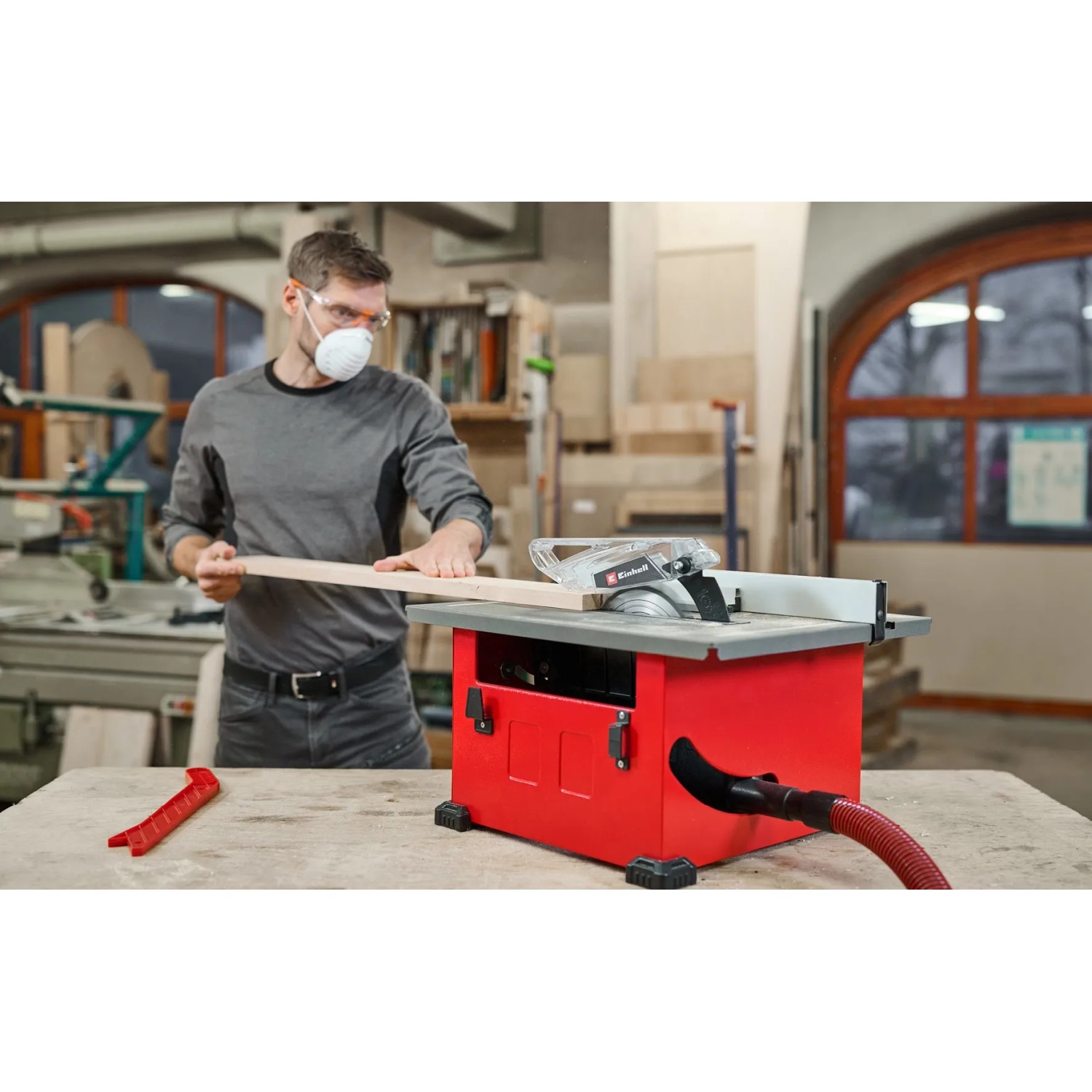Einhell Tischkreissäge TC-TS 8 in Nutzung mit Holzwerkstück, Absaugung und Arbeitsschutz.