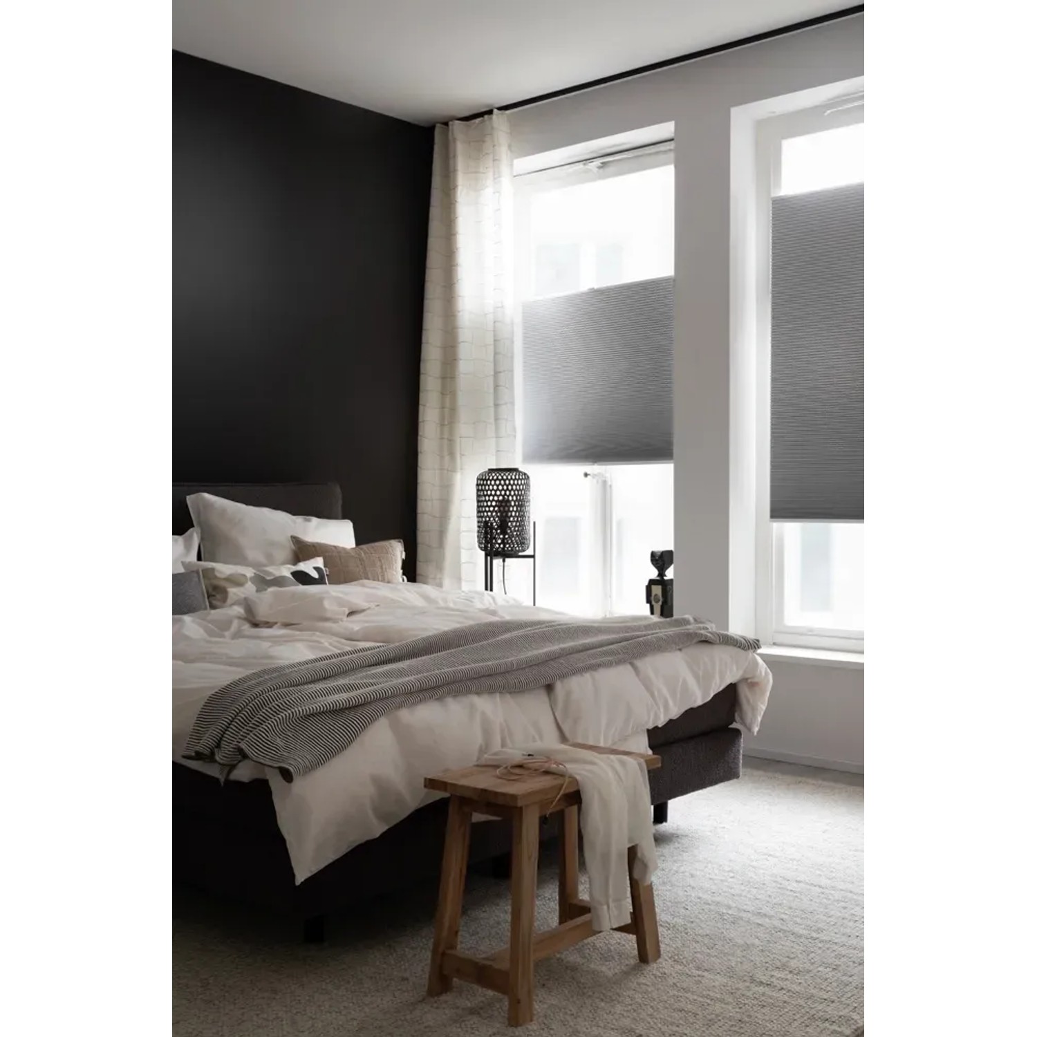 Schlafzimmer mit schwarzer Schöner Wohnen Vorhangschiene Emilia, 1-läufig, 200 cm, in Schwarz-Matt.
