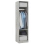 Betongrauer Kleiderschrank (50x50x200 cm) mit Fächern und Kleiderstange.