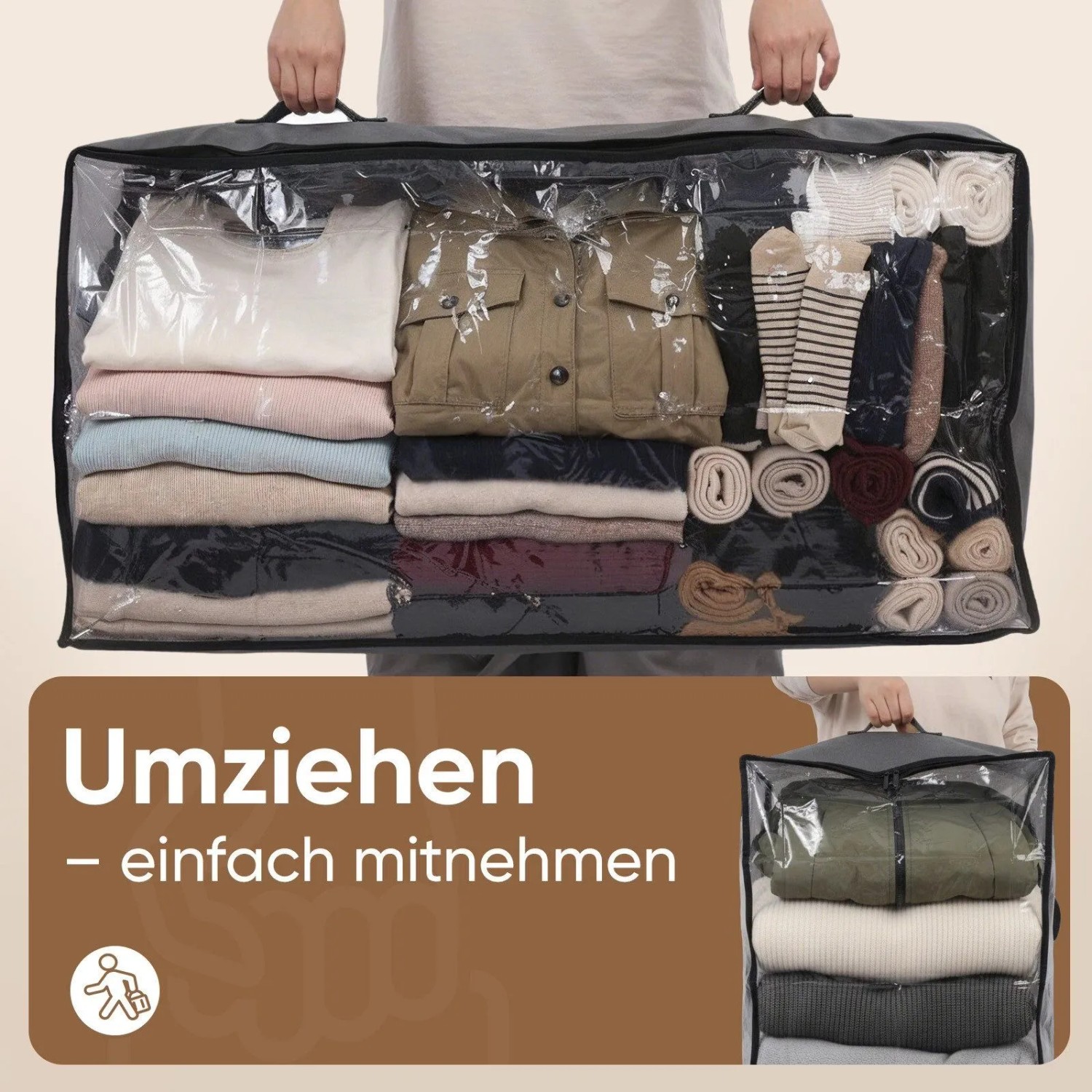 Graue Unterbett Aufbewahrungsbox mit transparentem Deckel, gefüllt mit Kleidung. Person hält Organizer an Griffen.