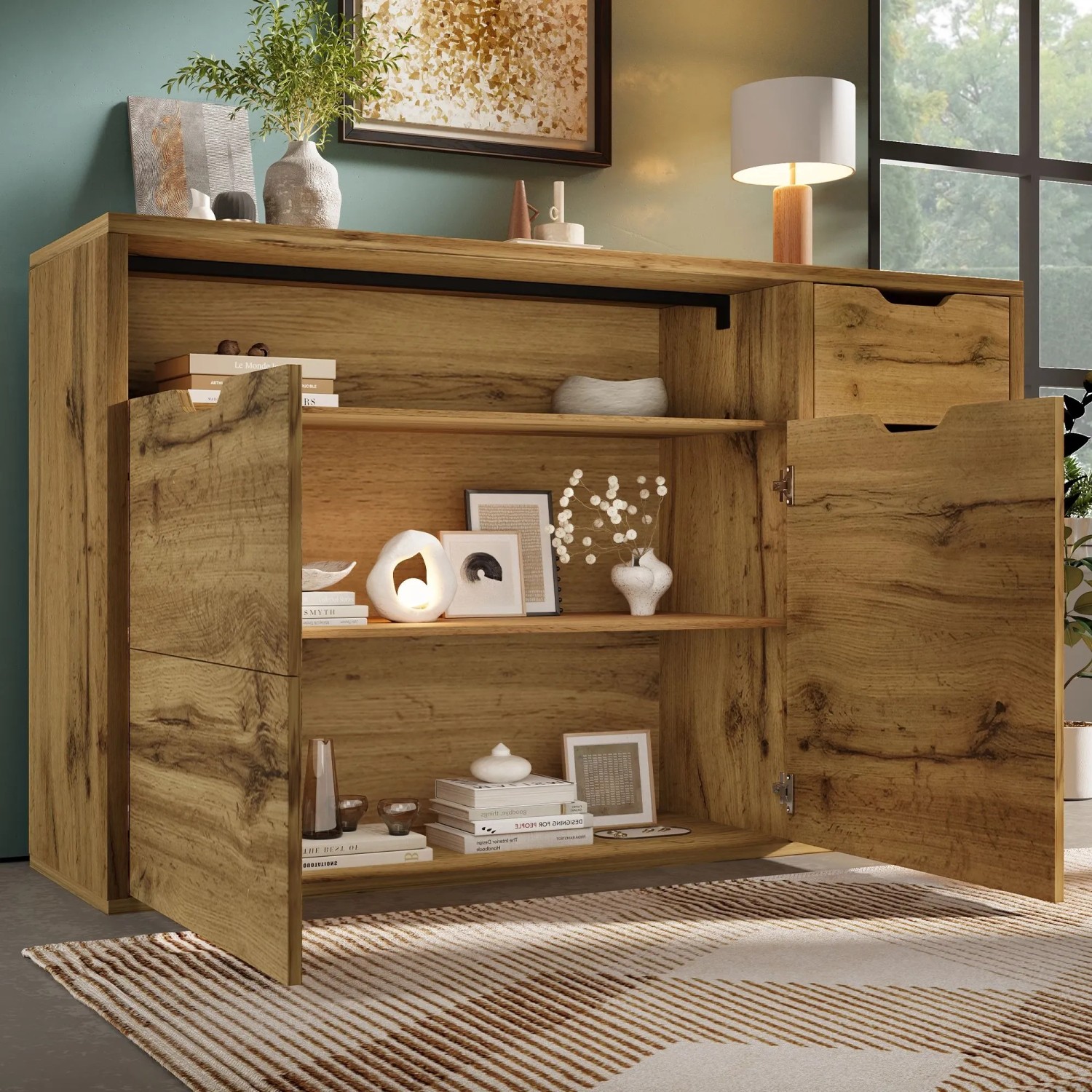 Modernes Sideboard in Eichenoptik mit schwarzem Metallgestell, offenen Türen, Regalböden und Schubladen für Wohnzimmer.