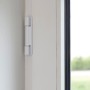 Weißes SOTECH Fensterband 95mm aus Aluminium am Fensterrahmen.