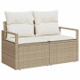 Beiges 2-Sitzer Gartensofa-Set aus Rattan mit weißen Kissen.