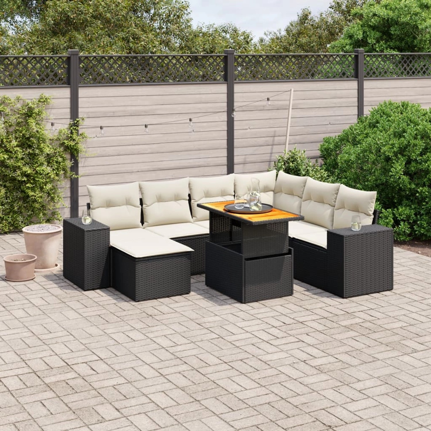 Schwarze 8-tlg. vidaXL Garten-Sofagarnitur aus Polyrattan mit cremefarbenen Kissen und höhenverstellbarem Tisch.