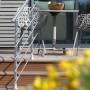 Dieda Geländerset aus Aluminium, eloxiert, mit waagerechten Rundstäben auf einer Terrasse.