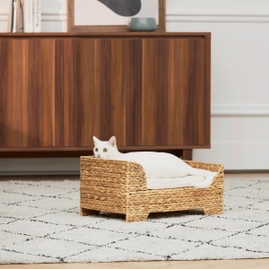 Korbweide Katzenbett/Hundekörbchen mit Katze, erhöhtes Design für mehr Sicherheit.