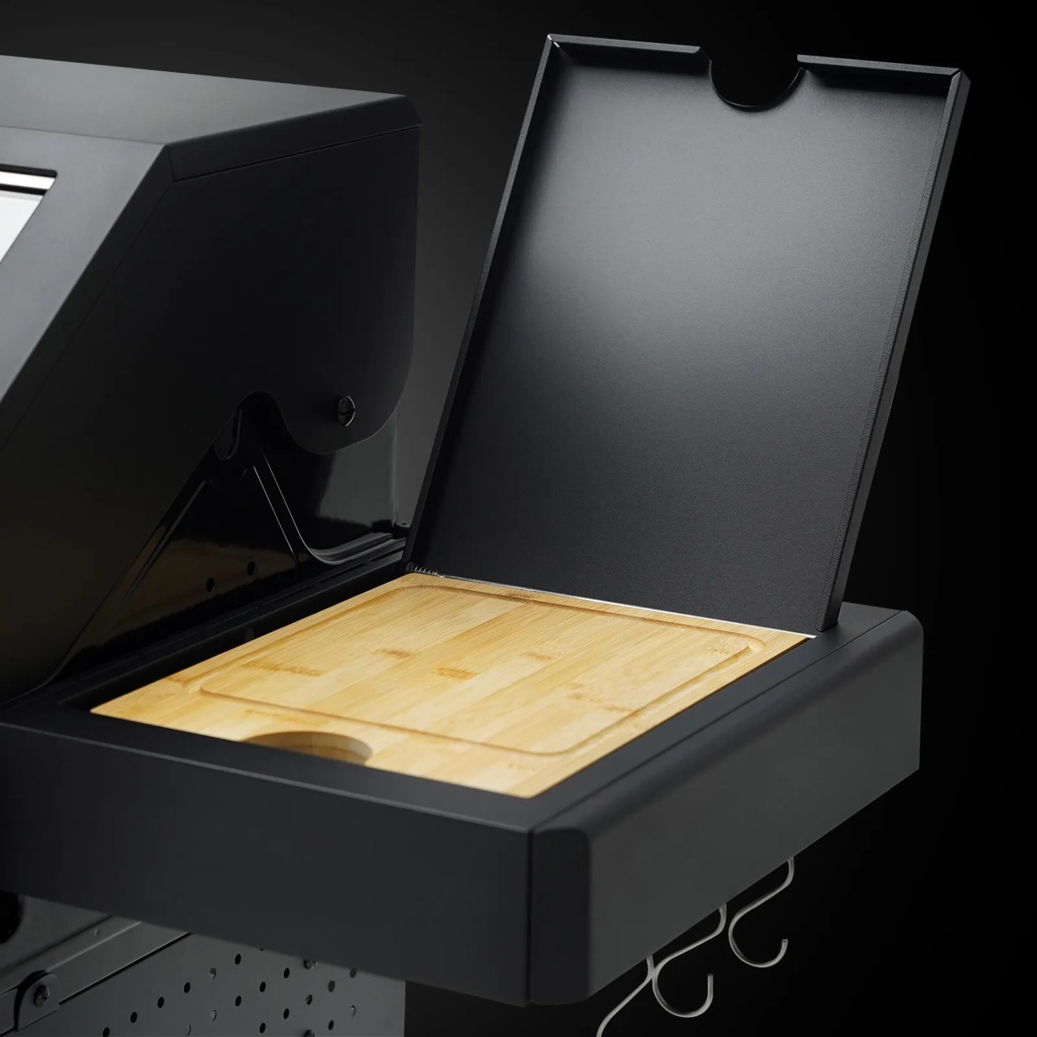 Detailaufnahme: Taino Platinum Yamara Dark Gasgrill mit Schneidebrett am Seitentisch.