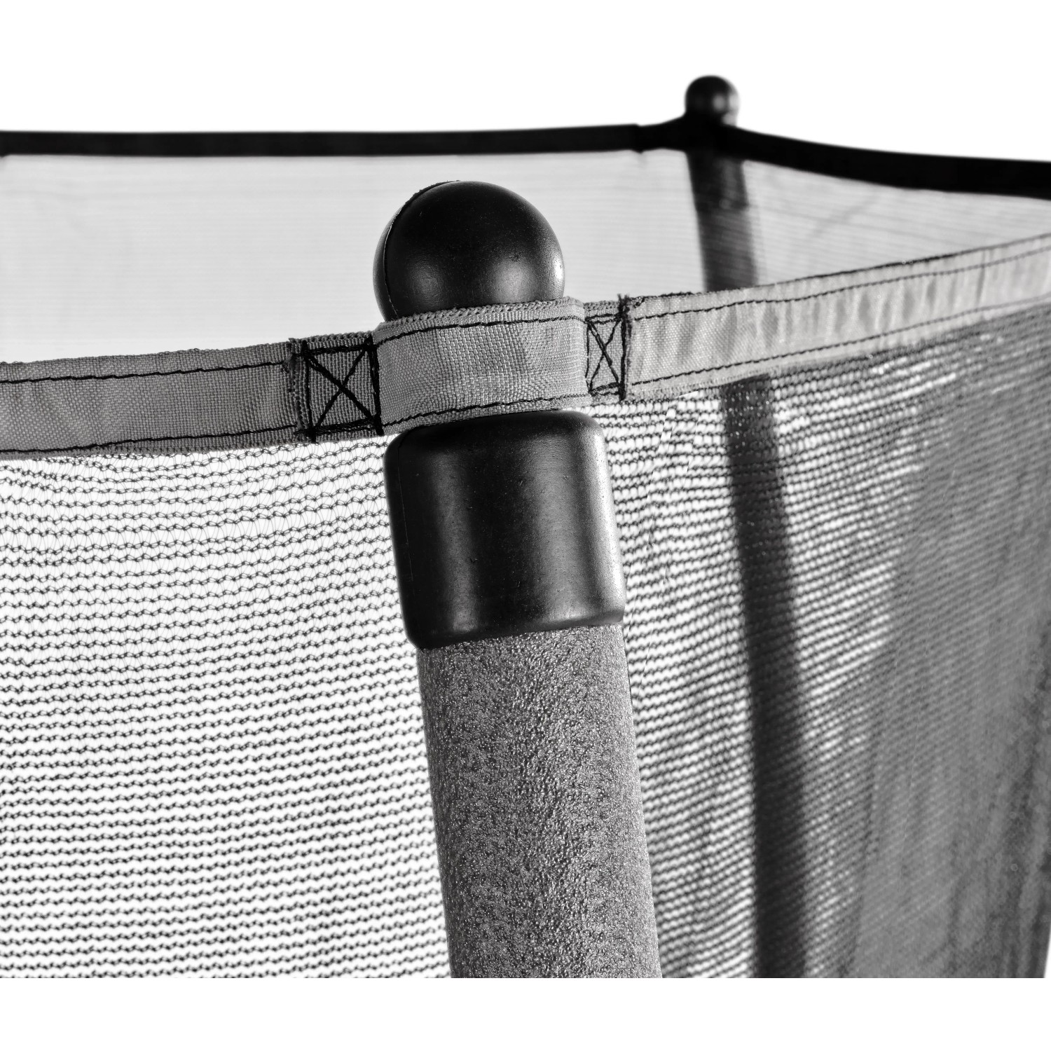 Detailaufnahme Sicherheitsnetz und Stange des schwarz-grauen EXIT Tiggy Junior Trampolins.
