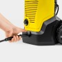 Detailaufnahme: Hand schließt Schlauch an Kärcher Hochdruckreiniger K 4 Premium an.