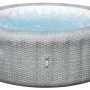 Runder, grauer Bestway Bali AirJet Aufblas-Whirlpool in Rattan-Optik mit sprudelndem Wasser für 6 Personen.