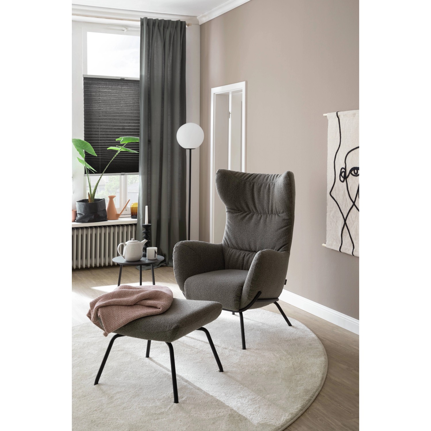 Anthrazitfarbenes Schöner Wohnen Plissee Milla, 40x130 cm, am Fenster im Wohnraum.