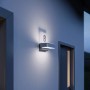 Steinel LED-Außenleuchte L 820 SC Anthrazit mit Hausnummernbeleuchtung an Hauswand.