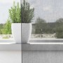Dunkelgrauer Voile Vorhang mit Stangentaschen, halbtransparent, am Fenster mit Topfpflanze. Filtert Licht, bietet Sichtschutz.