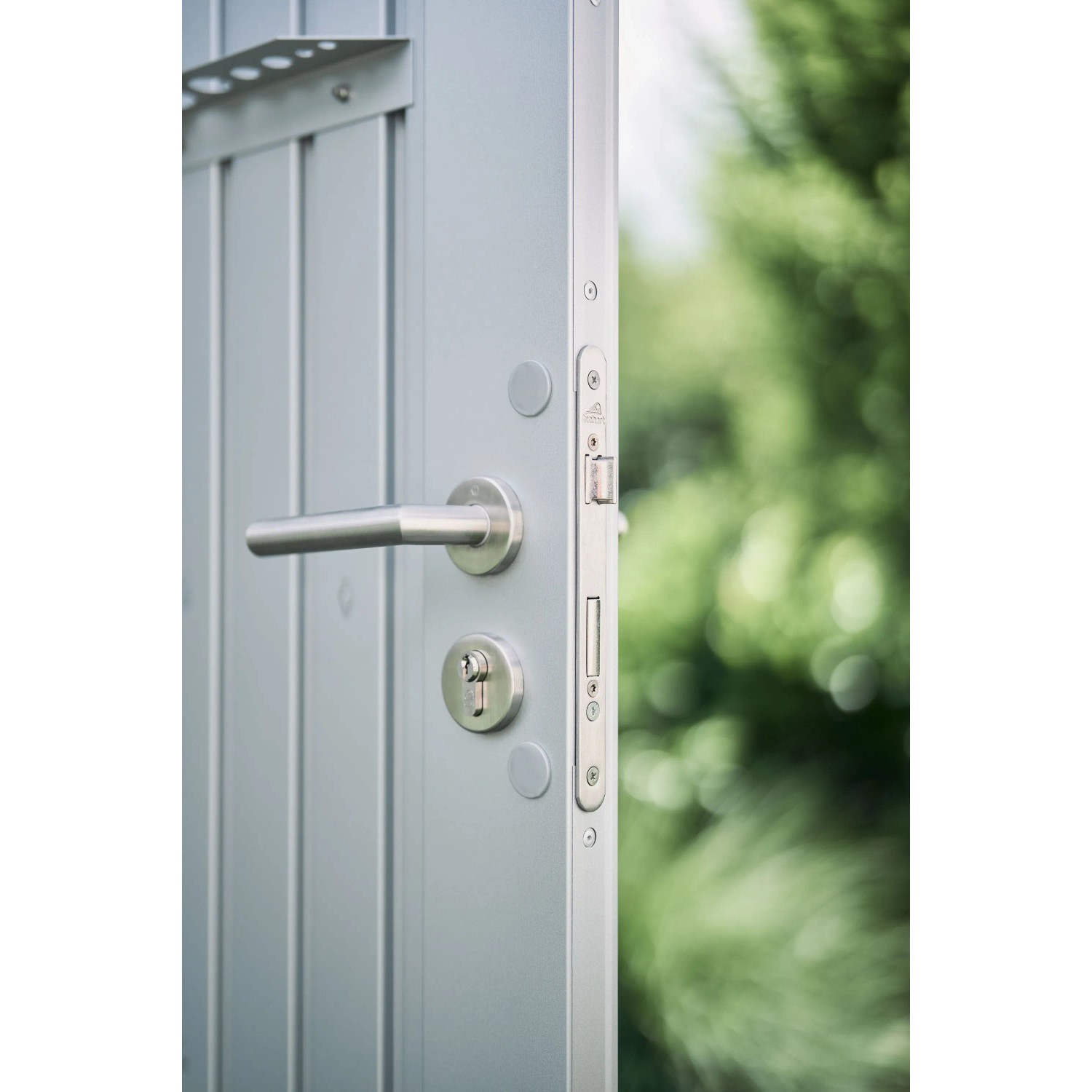 Detailaufnahme der Doppeltür (schmal) des silber-metallic Biohort AvantGarde Gerätehauses Gr. A2.