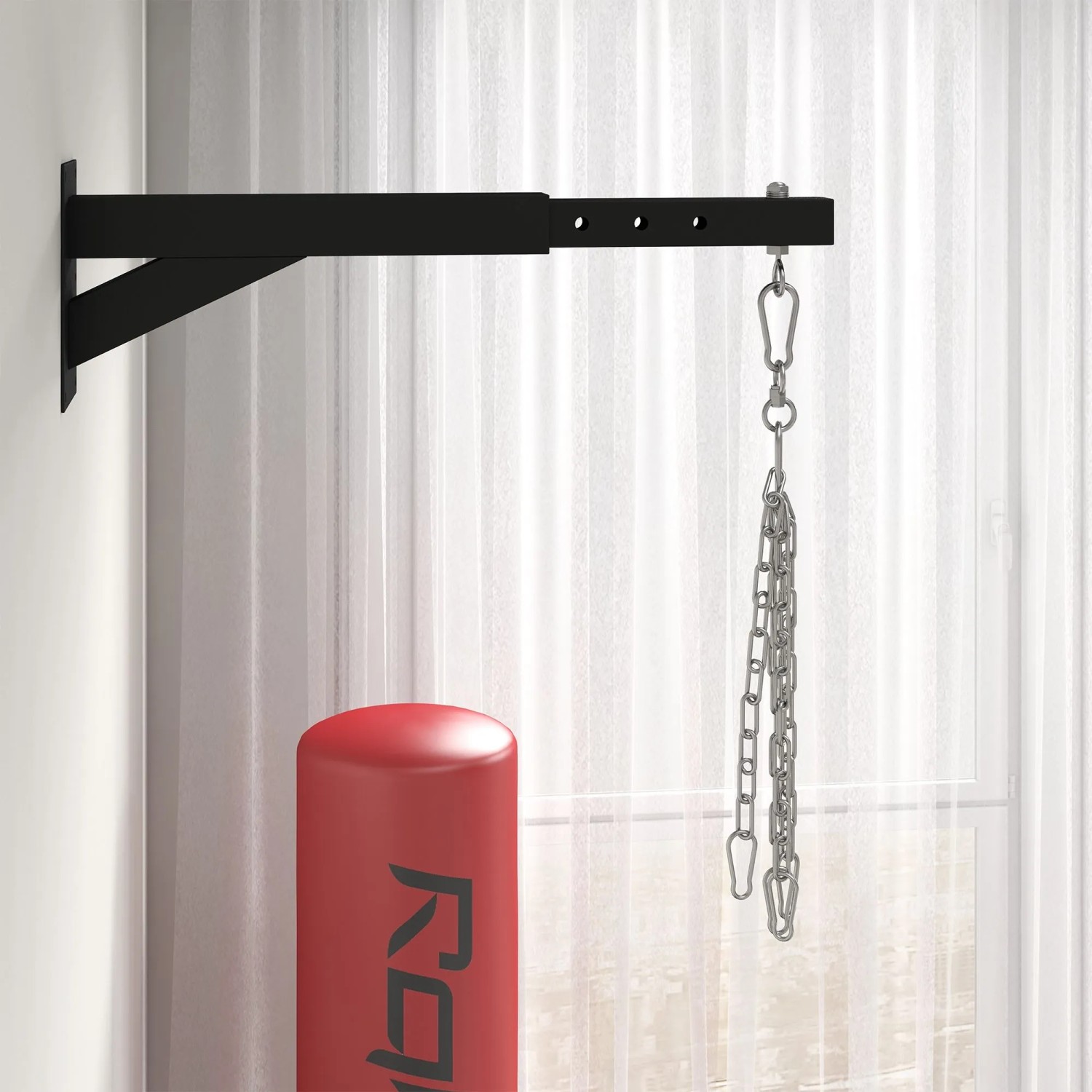 Schwarze Stahl SPORTNOW Boxsack Wandhalterung mit Kette vor hellem Hintergrund.