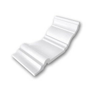 Musterstück einer weißen PROFHOME Eckleiste/Deckenleiste, ca. 10 cm lang.