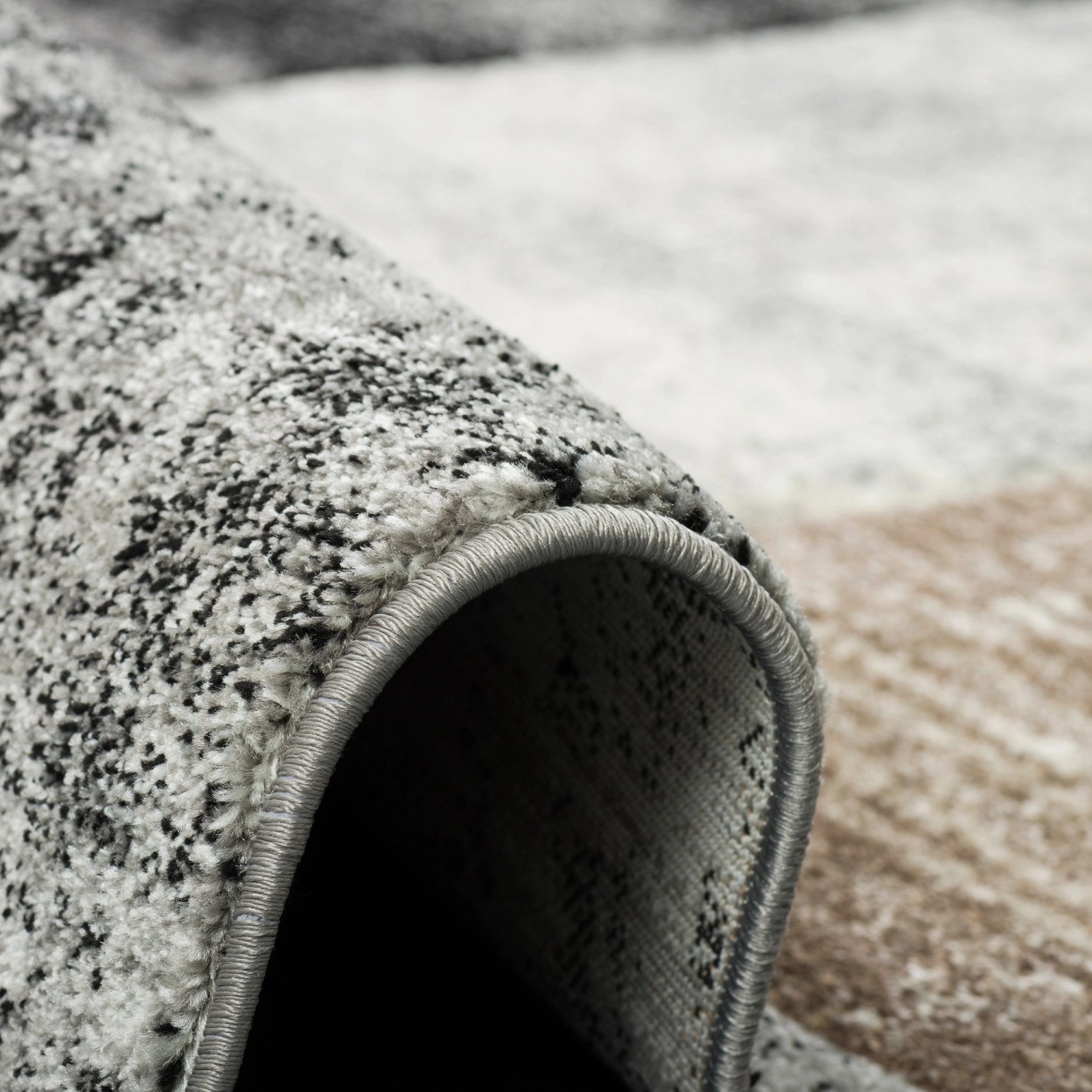 Detailansicht: Beiger Pergamon Designer Teppich Maui, moderner Kurzflorteppich mit meliertem Muster.