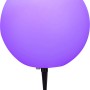 Weiße Globo Außenkugelleuchte TOULA mit Erdspieß, leuchtend lila.