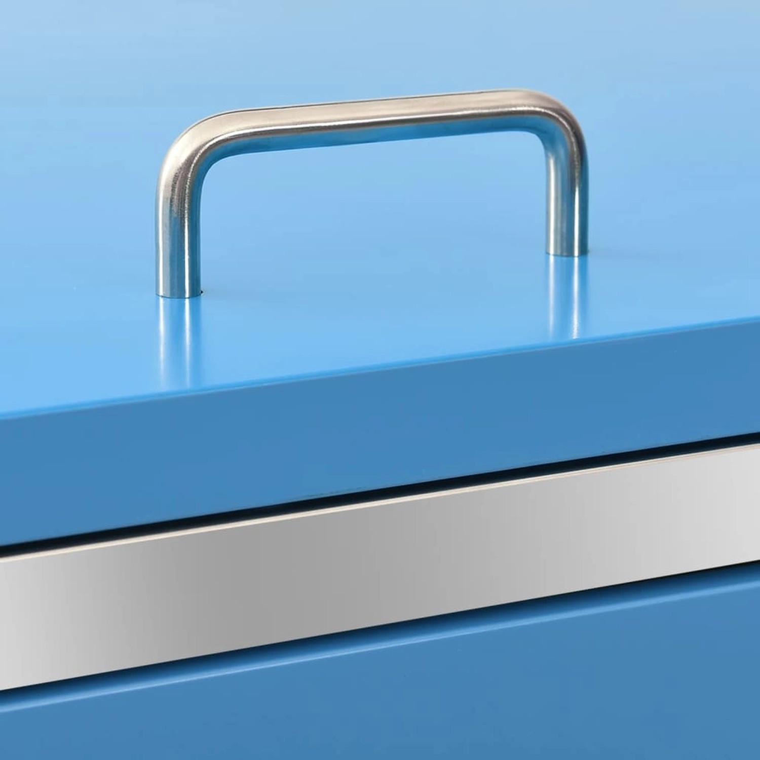 Detailansicht: Blaue Mülltonnenbox aus Edelstahl mit Griff für eine Tonne.