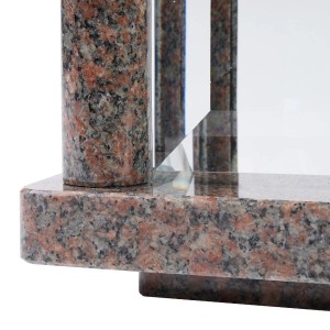 Detailaufnahme: Viereckige, gerundete KOKA Grablampe aus Granit Bohus Red mit Glasfenstern.