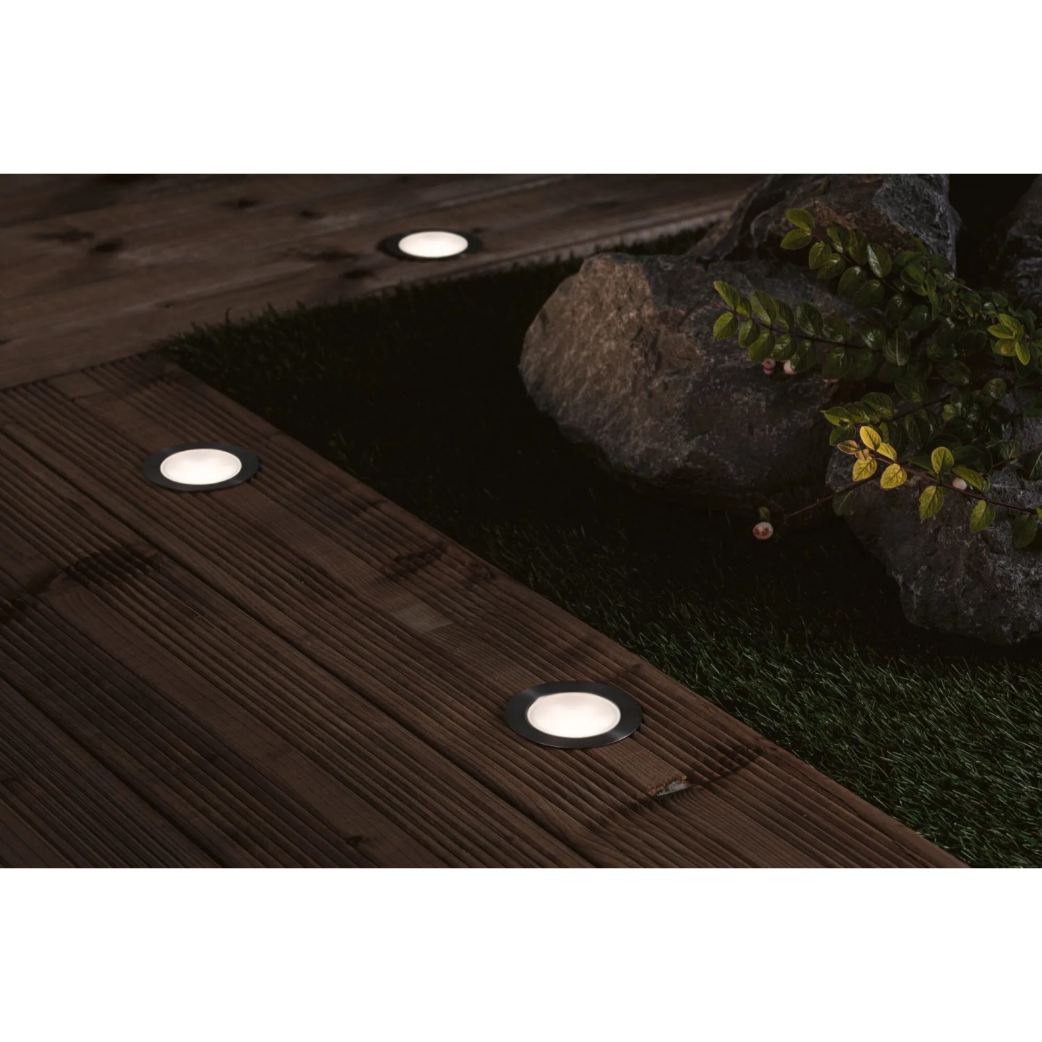 Paulmann Plug & Shine LED-Bodeneinbauleuchten auf Holzterrasse, RGBW, dimmbar.