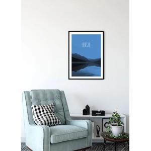 Wandbild Word Lake Blue (30x40 cm) von Komar mit Bergsee-Motiv im Rahmen.