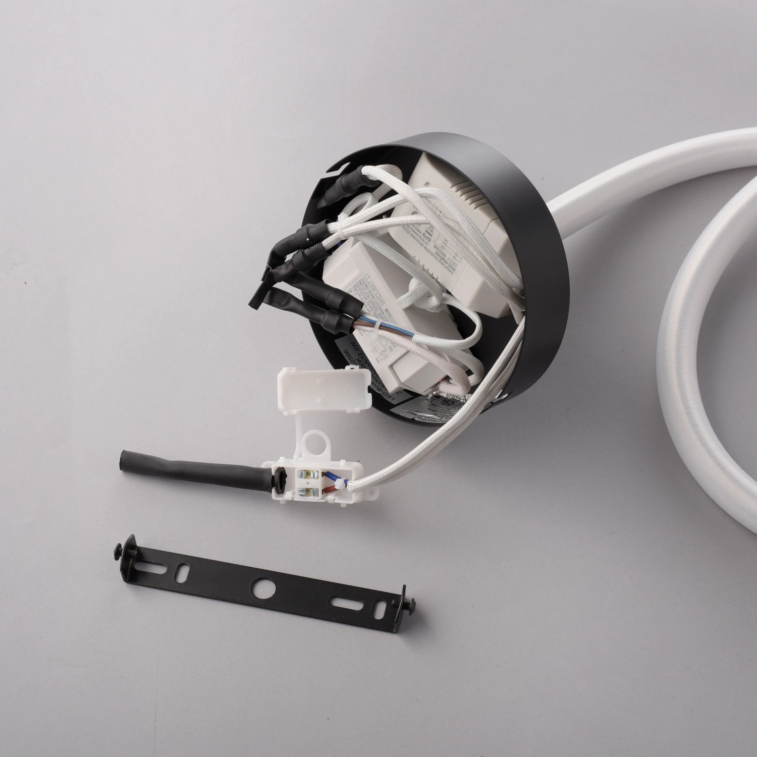 Innenansicht Paul Neuhaus LED-Pendelleuchte Luma, 1-flammig, Schwarz mit Details zur Installation.