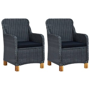 Zwei dunkelgraue Gartenstühle aus Polyrattan mit schwarzen Kissen und Akazienholzbeinen. Set von 2 Rattan-Sesseln.