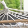 Detailaufnahme der weißen ebuy24 Anini Hängematte, Gartenmöbel mit Seilaufhängung und Holzspreizstab.