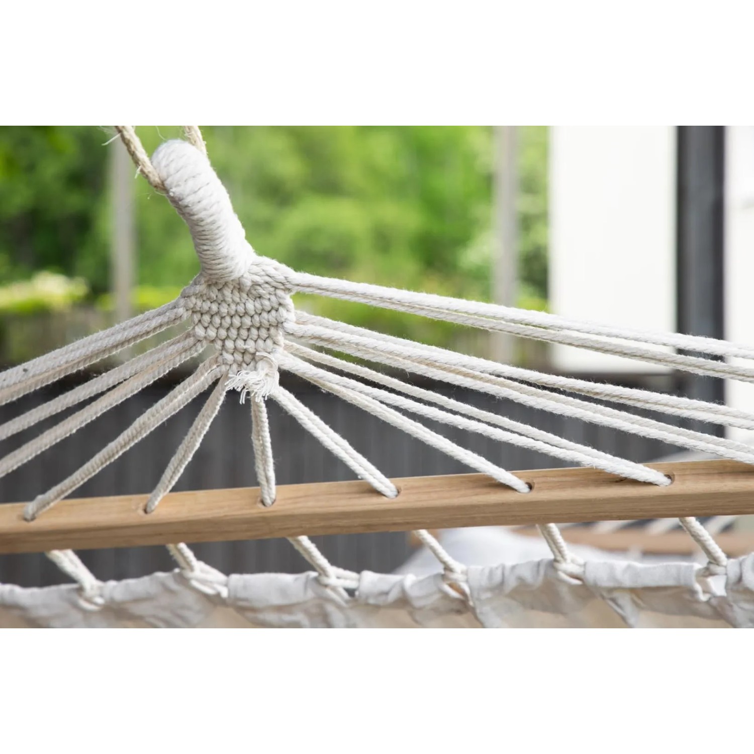Detailaufnahme der weißen ebuy24 Anini Hängematte, Gartenmöbel mit Seilaufhängung und Holzspreizstab.