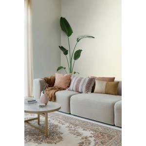 Wohnraum mit ESTAhome Wandfarbe Crême-Weiß, Couch und Dekoration.