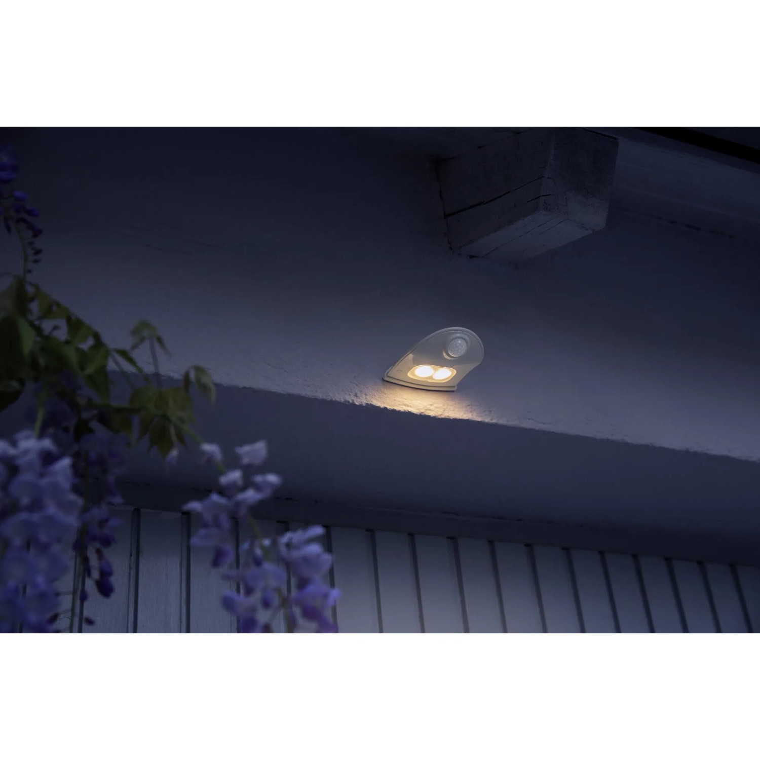 Weiße Osram LED-Außenleuchte mit Sensor, angebracht an einer Wand. Nachtlicht für den Außenbereich.