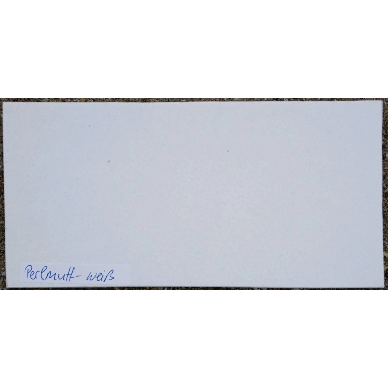 Detailaufnahme eines perlmutt-weißen Pflanzkübels aus Fiberglas.