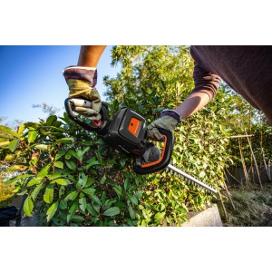 Yard Force 60V Akku-Heckenschere LH M51W im Einsatz beim Heckenschnitt.