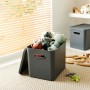 Anthrazitfarbene Rotho Albula Multibox C4 (27 l) mit Spielzeug, modulare Aufbewahrungsbox.