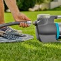 Gardena Saugschlauch 25mm mit Überwurfmutter wird an eine Pumpe angeschlossen.