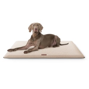 Beige Knuffelwuff Hundematte Calliope Kunstfell 88x55 mit Hund