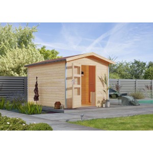 Karibu Saunahaus Espen 1 mit Vorraum und Ofen im Garten, naturbelassenes Holz.