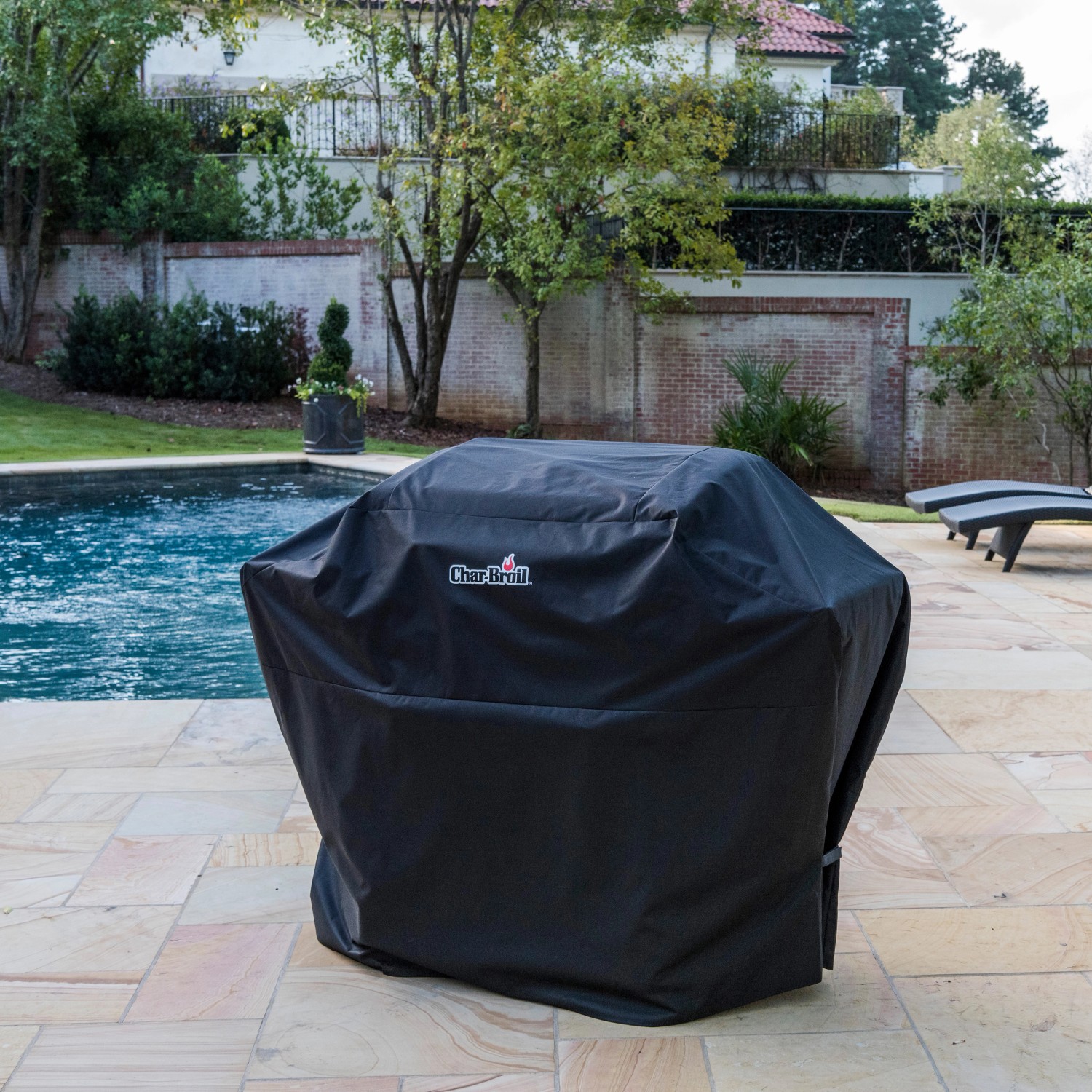 Schwarze Char-Broil Grillabdeckung für 3-4 Brenner Gasgrills im Außenbereich.