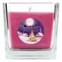 Lila Duftkerze im Glas mit Weihnachtsmotiv (Weihnachtsbaum, Schlitten) für 50h Brenndauer.